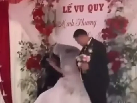 Đang hát trên sân khấu bất ngờ cô dâu chú rể nhận "liền hoàn" mắm tôm vào người và mặt: Hé lộ nguồn cơn