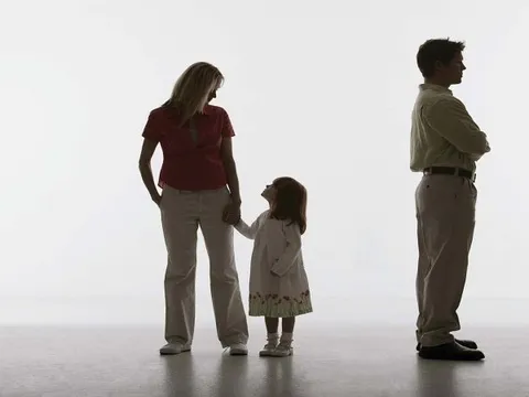 Tới thắp hương cho đồng nghiệp cũ sau 10 năm không liên lạc, tôi sững người khi con gái cô ấy gọi mình là bố