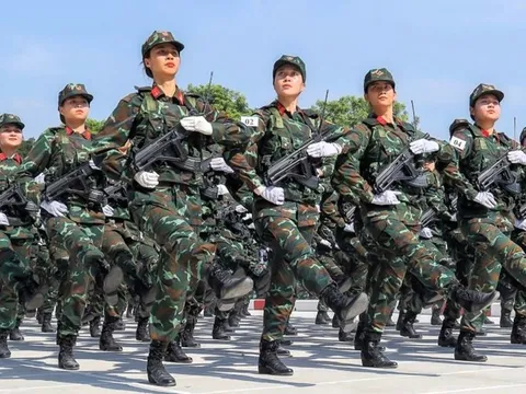 Từ năm 2026 Sĩ quan quân đội được hưởng phụ cấp đặc thù hằng tháng 100% mức tiền lương theo cấp bậc quân hàm cộng với loại phụ cấp nào theo Nghị định 281 khi làm nhiệm vụ ở nước ngoài?