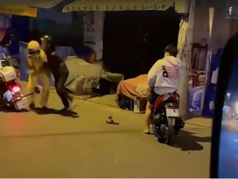 Clip: Bức xúc cảnh thanh niên ôm CSGT để bạn lấy xe đi nhằm "né" đo nồng độ cồn