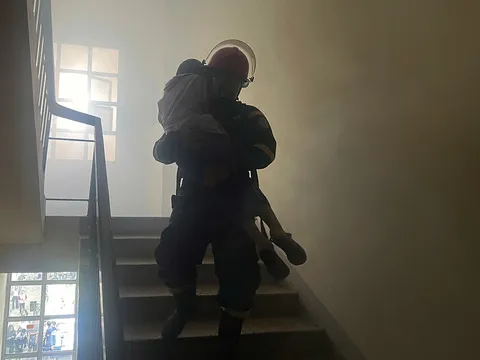 Cảnh sát kịp thời ứng cứu 2 mẹ con khỏi đám cháy chung cư 5 tầng