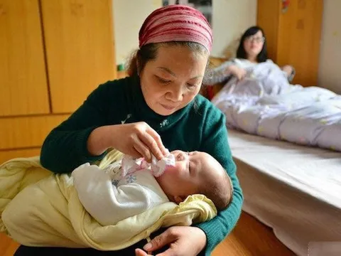 Mẹ chồng ở quê lên chơi, nhìn cách bà chăm cháu, tôi chỉ biết thầm cảm ơn