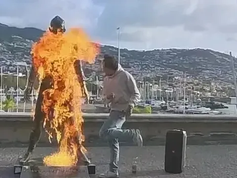 Bức tượng Cristiano Ronaldo bị đốt ngay trước bảo tàng CR7 và 1 thông điệp sốc