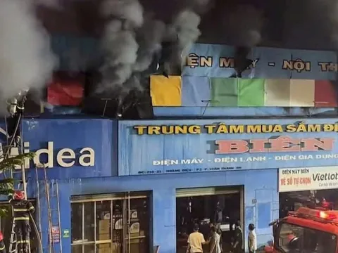 Thương tâm hai mẹ con tử vong, người chồng bị thương khi trung tâm mua sắm điện máy chìm trong biển lửa