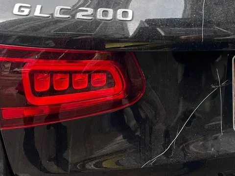 Mercedes GLC200 bị cào xước, bẻ gương, đập kính lái khi đỗ ở vỉa hè: Camera hé lộ hành vi của người phụ nữ cùng con gái