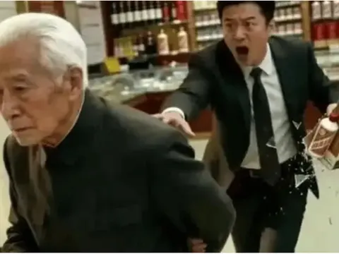 Làm vỡ chai rượu giá ngang ô tô, cụ ông lặng lẽ rút thẻ ngân hàng và sự thật gây "sốc" sau 10 phút