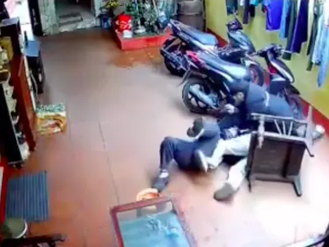 Clip dài hơn 2 phút ghi cảnh mẹ và con trai hành hung 2 phụ nữ: Công an Bắc Ninh nói gì?