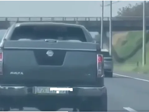 Tự ý thêm đèn phía sau ô tô chạy trên cao tốc, tài xế nhận trái đắng