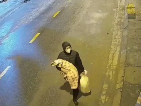 Bé gái 2 tháng tuổi bị bỏ rơi trên vỉa hè giữa trời rét 10 độ C: Camera ghi lại hình ảnh người phụ nữ rời đi
