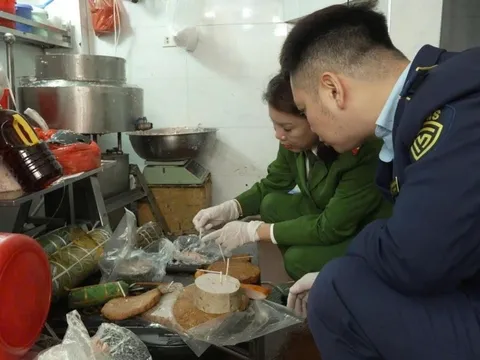 Lời khai rùng mình của chủ cơ sở giò chả trên phố cổ Hà Nội dùng chất cấm