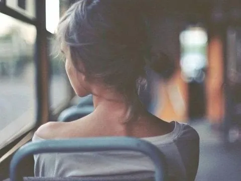 Một khoảnh khắc 30 giây giữa tôi và bạn nam học cùng lớp khiến tôi thấy tim mình đau như bị bóp nghẹt