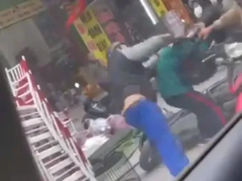 Công an điều tra vụ học sinh bị đấm liên tiếp sau va chạm giao thông