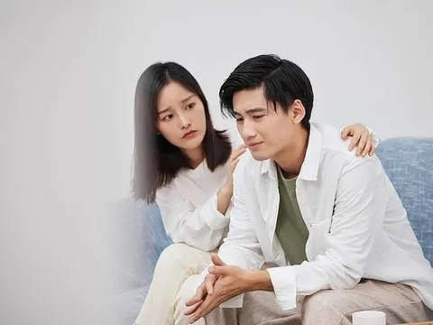 Vợ cũ đến mừng sinh nhật con trai, nhìn vào màn hình điện thoại của cô ấy, tôi mời về ngay