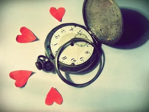 Gặp lại người bạn cùng bàn trong ngày họp lớp, tôi sững người vì sự thật giấu kín suốt 5 năm