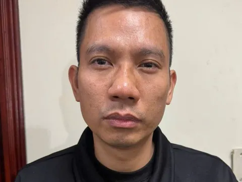 Hai người đàn ông (22 tuổi và 39 tuổi) bán dâm cho 2 phụ nữ khoảng 40 tuổi với giá “tàu nhanh” 2,5 triệu đồng/lượt/người