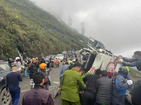 Ô tô bán tải lật, 3 người bị thương