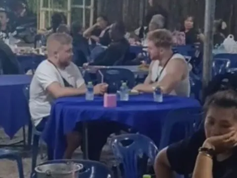 Khách Tây nhầm đám tang là nhà hàng, chuyện sau đó mới thật "ngã ngửa"