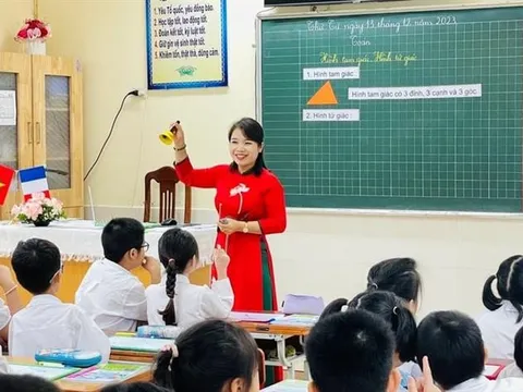 Mỗi Giáo viên được tặng 2.000.000 đồng/người trước ngày 29/12 Âm lịch nhân dịp Tết nguyên đán 2026 theo Nghị quyết 83 khi đạt danh hiệu nào?