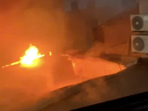 Khoảnh khắc mái tôn sập xuống, lửa bao trùm căn nhà ở TPHCM: Xót xa lời kể của nhân chứng và điều dang dở mãi