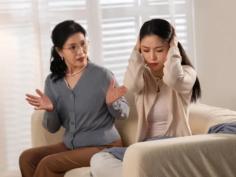 Mẹ chồng xa xả mắng con dâu vì không thông cảm cho chồng rượu chè đãi khách, tuyên bố một câu "xanh rờn"