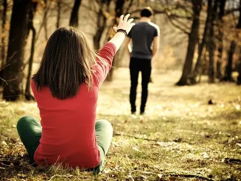 Gặp bạn gái của tình cũ để xin "nhả ra cho tôi ngậm lại", cô gái nhận cái kết tủi nhục không ngờ