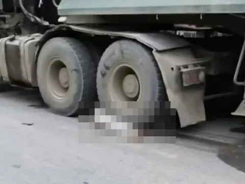 Xót xa: Mẹ tử vong, con trai nguy kịch sau khi bất ngờ va chạm với xe đầu kéo