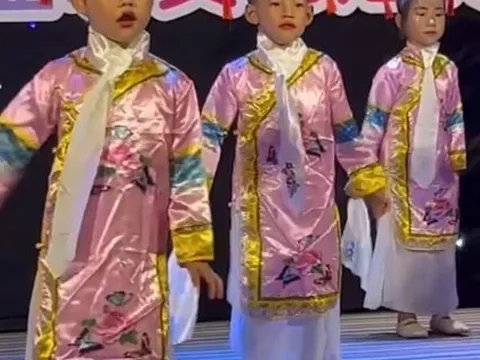 Háo hức đến trường xem con biểu diễn văn nghệ Tết, bố mẹ tá hoả không nhận ra đứa trẻ của mình trên sân khấu