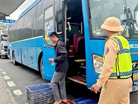 Dịp Tết 2026, xe khách nhét thêm người ngồi ghế nhựa, ghế xếp thì bị xử phạt như thế nào?