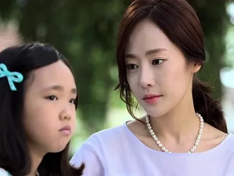 Mỗi khi có ý định gần gũi với bạn gái, con riêng của em lại hành động khiến tôi sững sờ