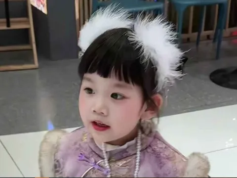 Gửi con gái xinh ở quê ăn Tết với ông bà, mẹ về đón lên phố đi học thì tá hoả diện mạo đứa trẻ