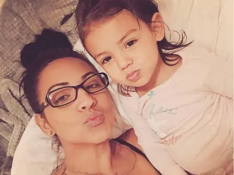 Trẻ trung xinh đẹp nõn nà như gái 18, bà ngoại U50 đau đầu vì liên tục bị trai trẻ làm phiền