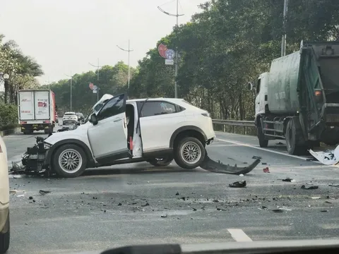 Hiện trường kinh hoàng vụ ô tô con đâm vào xe chở rác ở Hà Nội