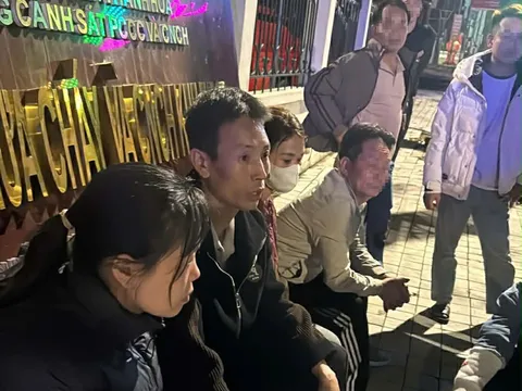 Tài xế bật khóc vì ô tô chở nhiều xe máy bốc cháy tâm sự điều xót xa