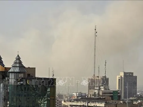 Israel tuyên bố tấn công phủ đầu Iran, còi báo động vang lên với cột khói lớn từ khu dân cư, Mỹ nói gì?