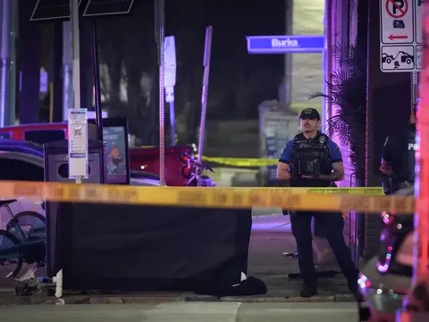 Khung cảnh náo loạn tại khu phố giải trí sầm uất West Sixth Street, Mỹ sau cuộc xả súng kinh hoàng