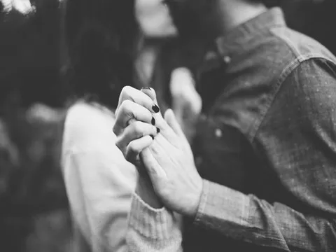 Lên giường với tình cũ, tôi sững sờ nghe anh nói 5 từ ngay sau cuộc yêu nồng nàn