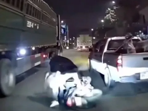 Vụ xe bán tải cố tình chèn ngã 3 người đi xe máy: Công an đang làm việc với tài xế