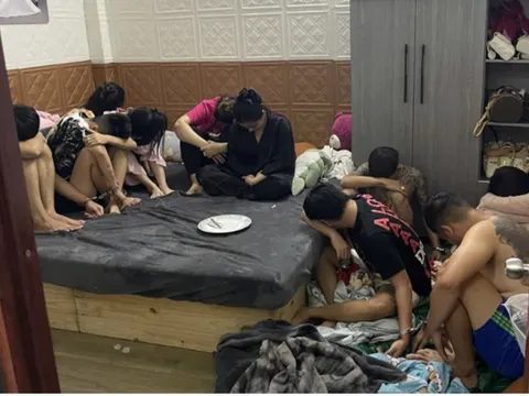 Phát hiện 5 cô gái trẻ lúc rạng sáng với hành động ngỡ ngàng cùng 5 thanh niên trong phòng kín