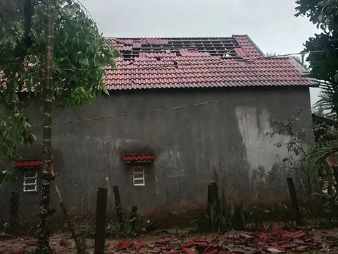 Lốc xoáy 20 phút lật mái nhà dân ở Quảng Ngãi, hiện trường tan hoang vì không kịp trở tay