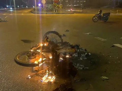 Hiện trường vụ xe máy phát nổ cháy trơ trụi sau tai nạn ở Gia Lai