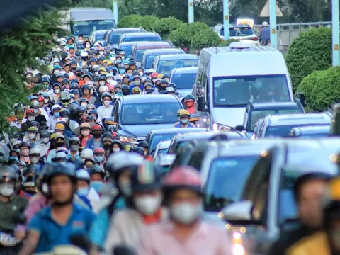 Lộ trình chuyển đổi xe taxi xăng dầu sang taxi điện tại Hà Nội (Kế hoạch 74/KH-UBND)