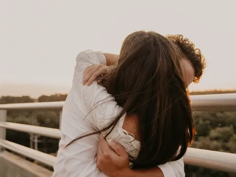 Chiều mưa đi qua nhà người yêu cũ, tôi thấy hồn mình chia thành 2 nửa