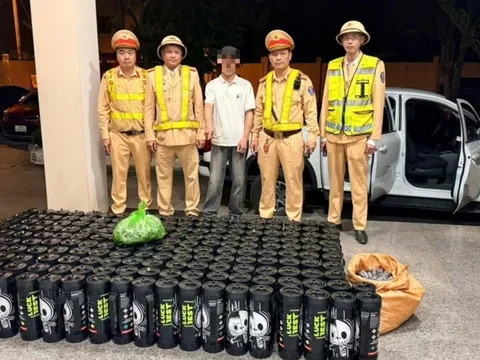 Cảnh sát giao thông phát hiện bí mật khủng trong ô tô bán tải ở Quảng Ninh