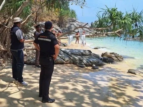 Nhóm khách Tây náo loạn bãi biển khi tắm nắng khỏa thân