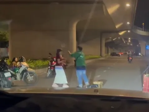 Người đàn ông đập phá đồ của khách trước nhà ga T3 Tân Sơn Nhất