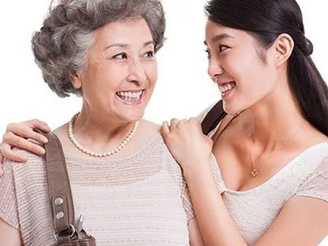 Mẹ chồng đỏ mặt khi bắt gặp hành động của con dâu dưới bếp với bố chồng