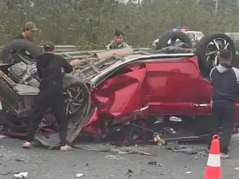 Điều kỳ diệu sau khoảnh khắc ô tô con va chạm xe đầu kéo bị vò nát trên cao tốc Pháp Vân - Cao Bồ