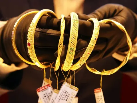 Đặt mua 5 mặt dây chuyền “vàng 9999” trên Taobao, người đàn ông Trung Quốc nhận "vàng mắt"