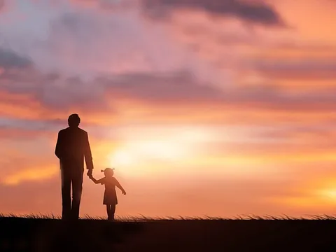 Chồng đi công tác xa, trước khi ngủ con gái 5 tuổi bỗng hỏi 1 câu về bố khiến tôi sững người