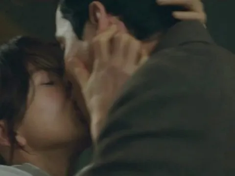 Lên giường với vợ cũ sau tối sinh nhật con, sáng hôm sau, cô ấy nói một câu làm tôi chết điếng